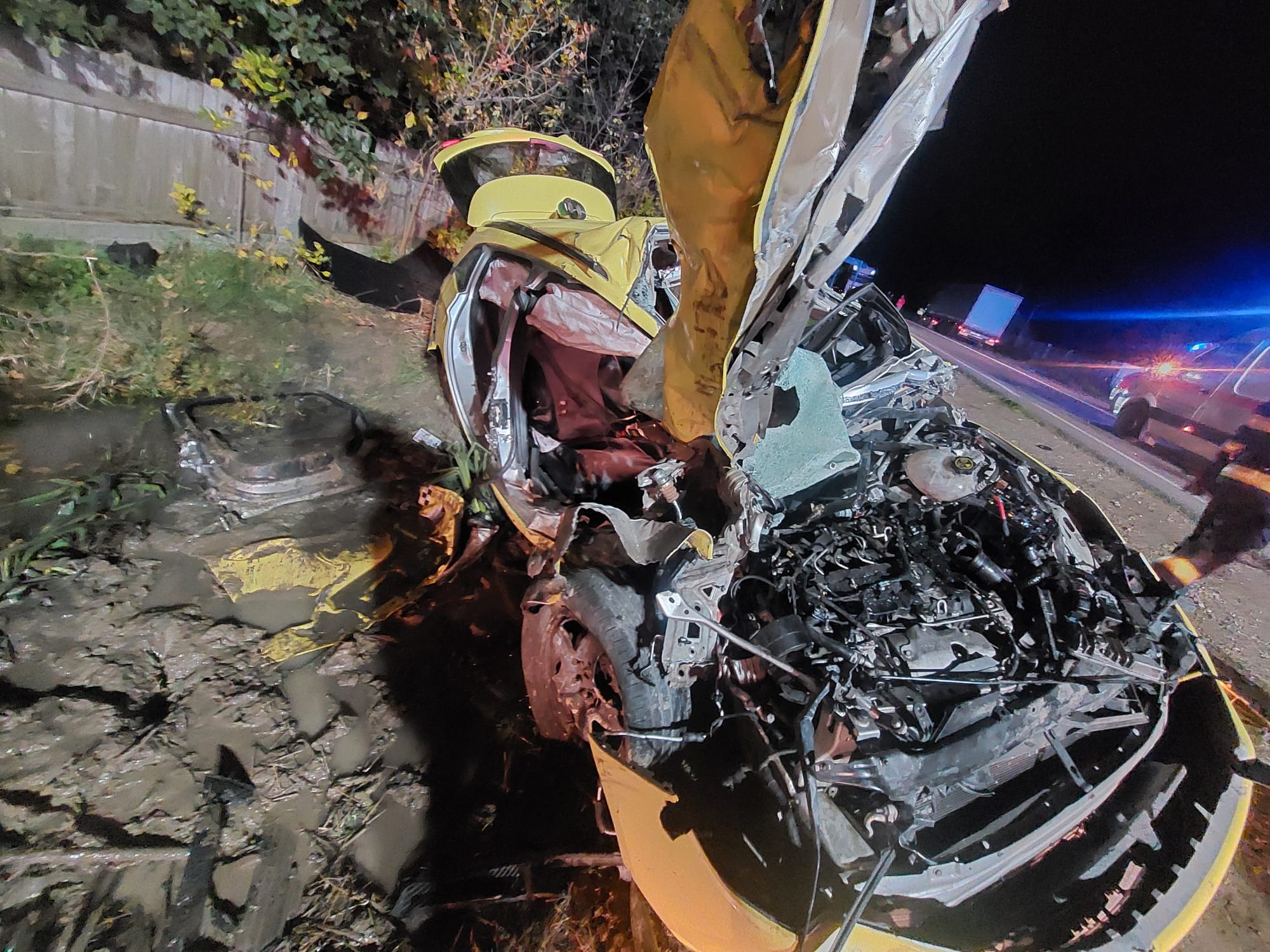 Doi oameni au murit, în Neamț, după ce un TIR a spulberat un autoturism. Gestul făcut de unul dintre șoferi a dus la tragedie