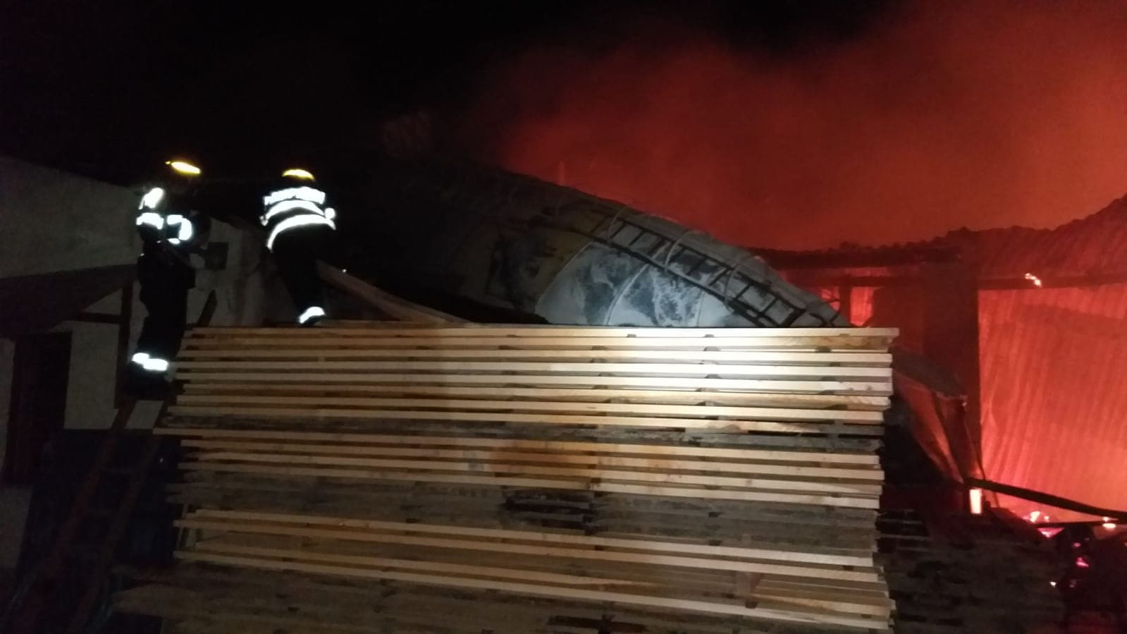 Incendiu la o hală de prelucrare a lemnului din Timiș. Acțiunea pompierilor a fost îngreunată de vântul puternic (FOTO)