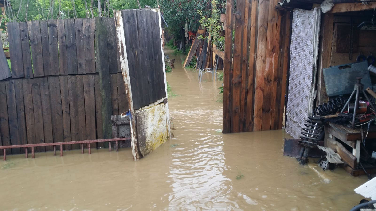 Zeci de locuinţe din şapte localităţi au fost inundate, în judeţul Braşov. Imagini șocante cu prăbușirea unui pod din cauza apelor dezlănțuite / FOTO&VIDEO