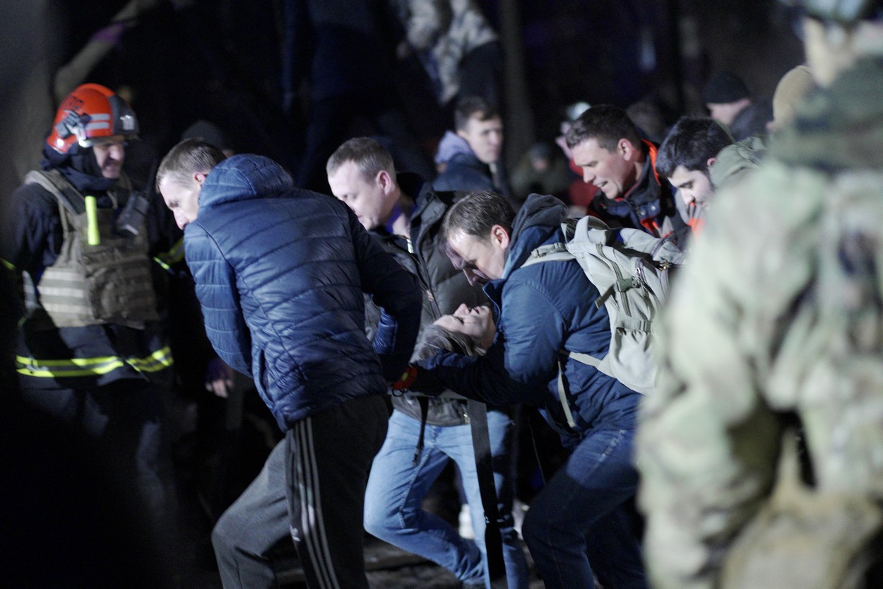 Imagini de la operațiunile de salvare a oamenilor prinși sub ruinele blocului lovit de o rachetă rusească în Dnipro