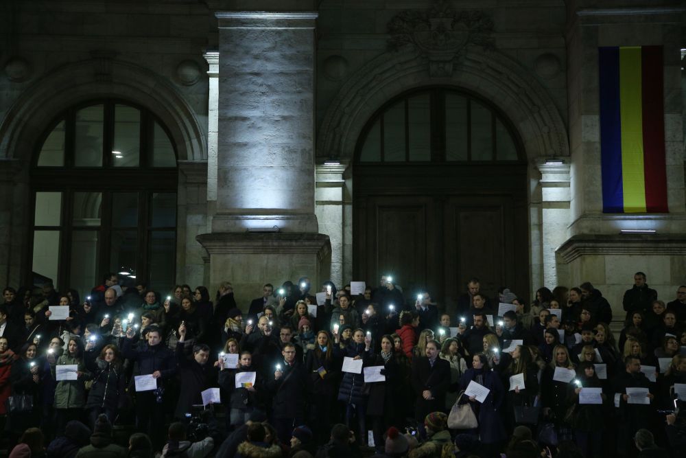 FOTO&VIDEO/ Sute de magistrați au protestat la Curtea de Apel București