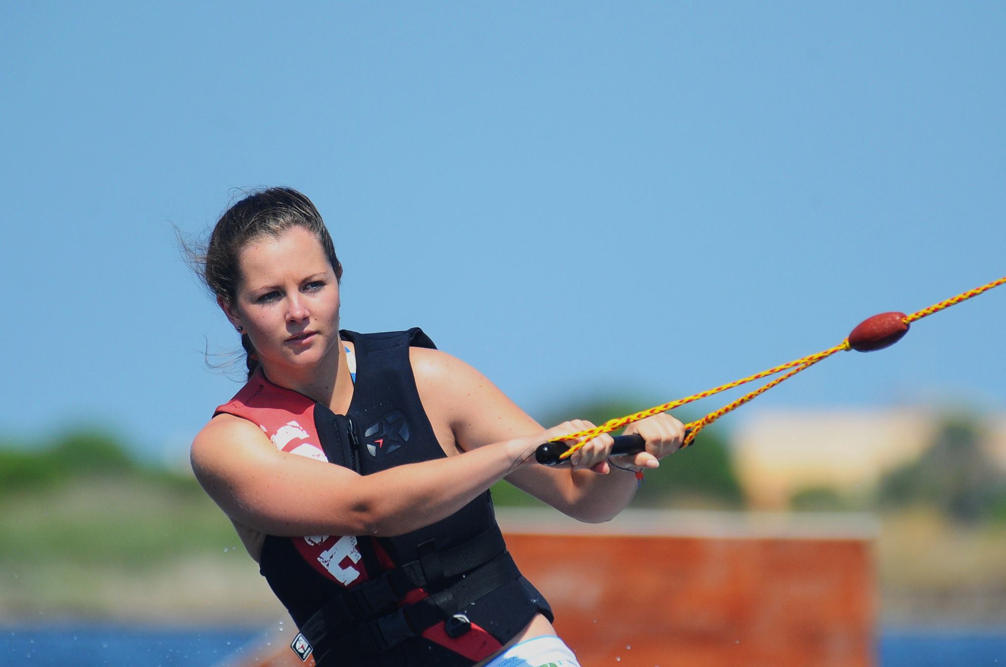 Lăsată de francezi să reprezinte România la JO 2014, schioarea Ania Caill se pregătește de Mondiale. Fascinată de viteză!