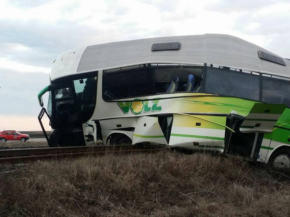 Autocar lovit de tren în județul Timiș. Mai mulți pasageri au fost răniți