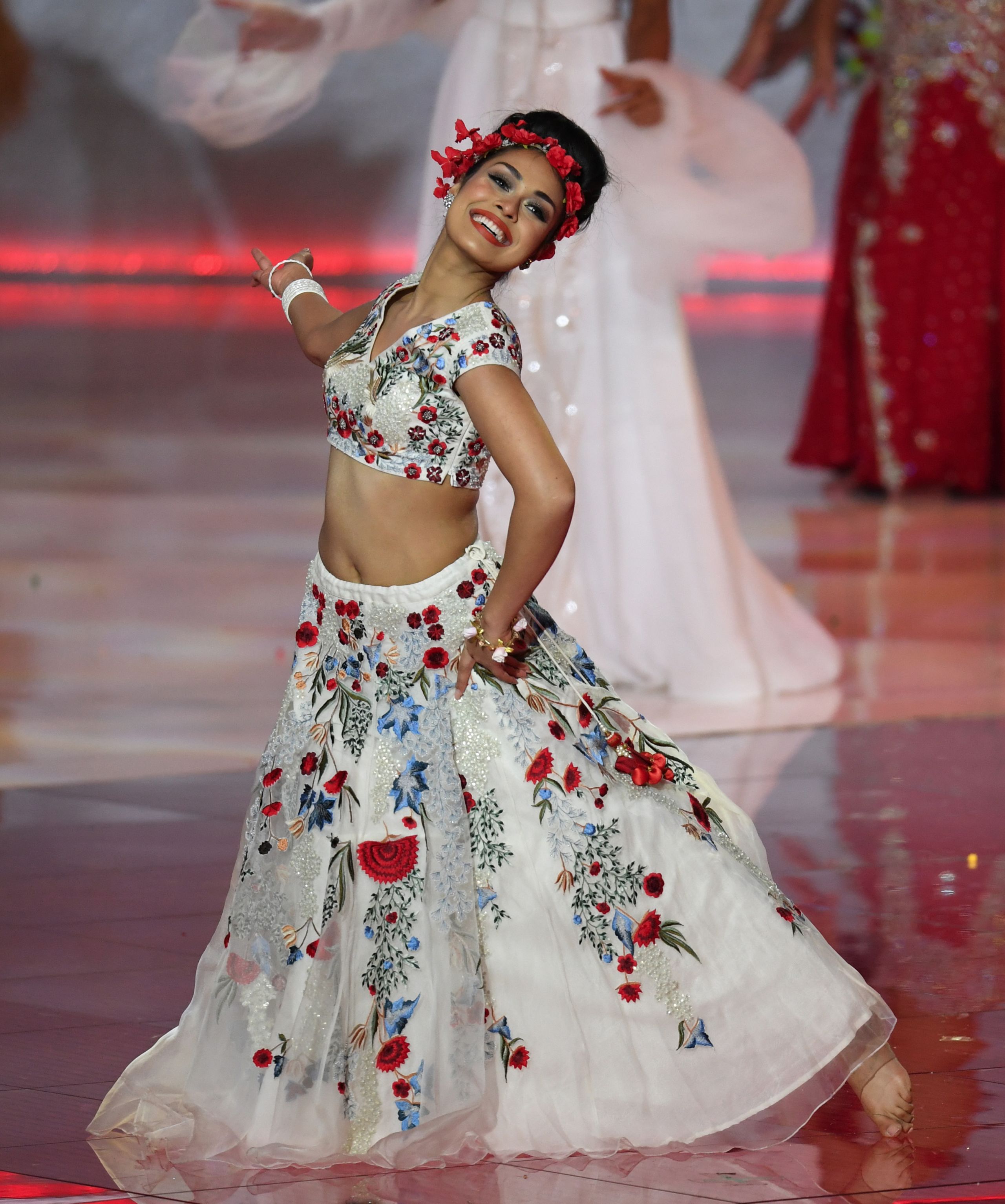 Miss Anglia va îngriji bolnavi de COVID. Bhasha Mukherjee e medic și face specializare în pneumologie