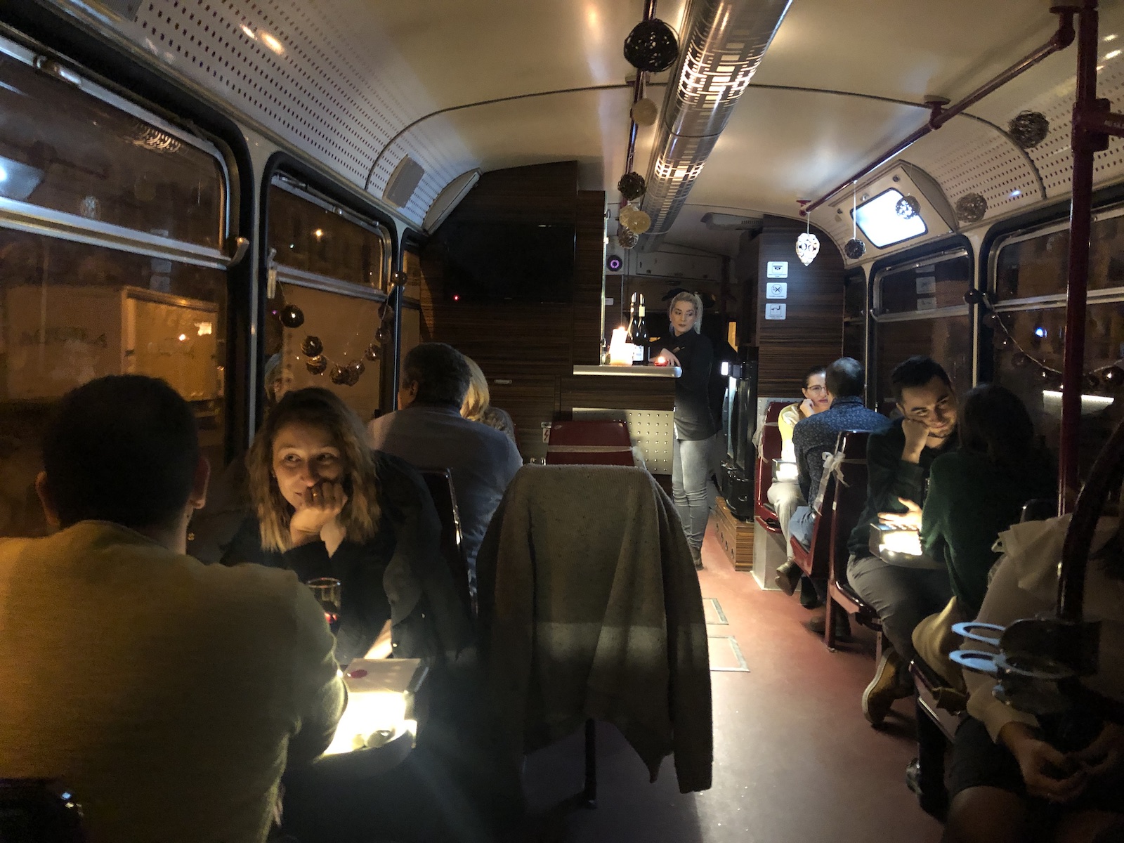 VIDEO&FOTO/ O altfel de plimbare, de Dragobete. Cina în tramvai prin Timișoara, ca-n Milano sau Bruxelles