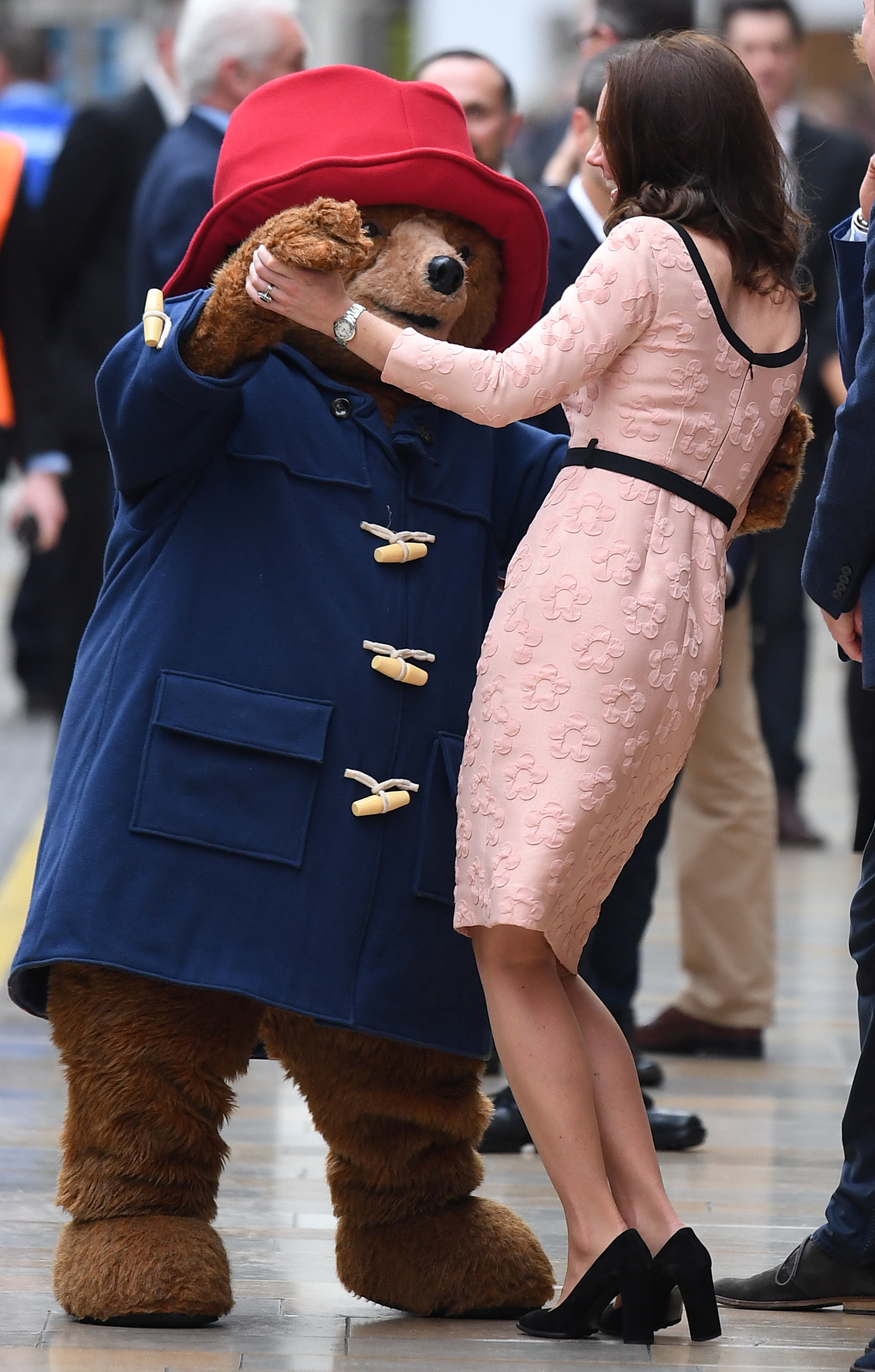 FOTO| Moment unic: Kate Middleton, însărcinată, a dansat cu Ursulețul Paddington în mijlocul străzii