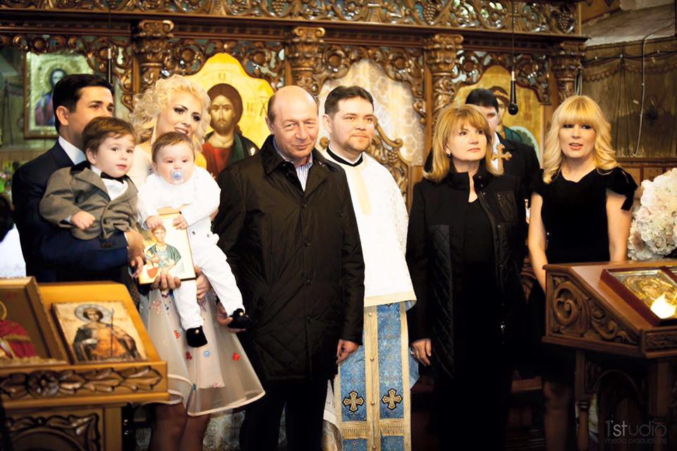 Elena Udrea, într-o postură inedită. Ce imagini a publicat pe Facebook / FOTO