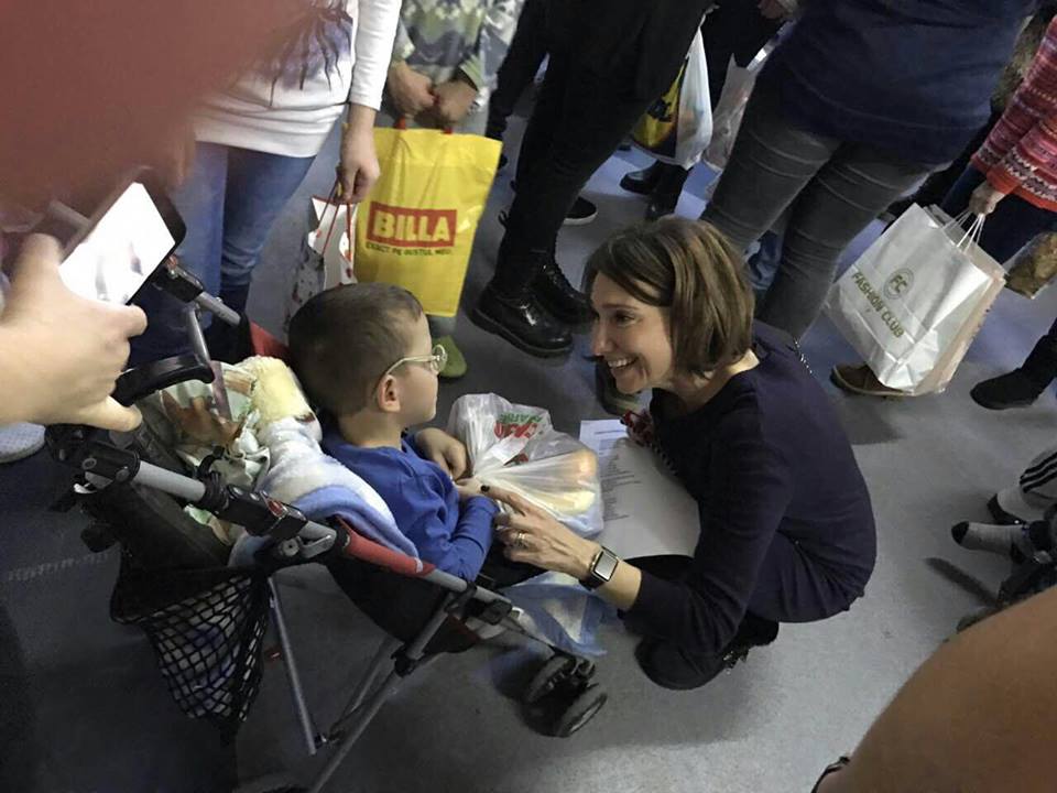 Carmen Iohannis le-a dus cadouri bolnavilor de la Spitalul de Pediatrie