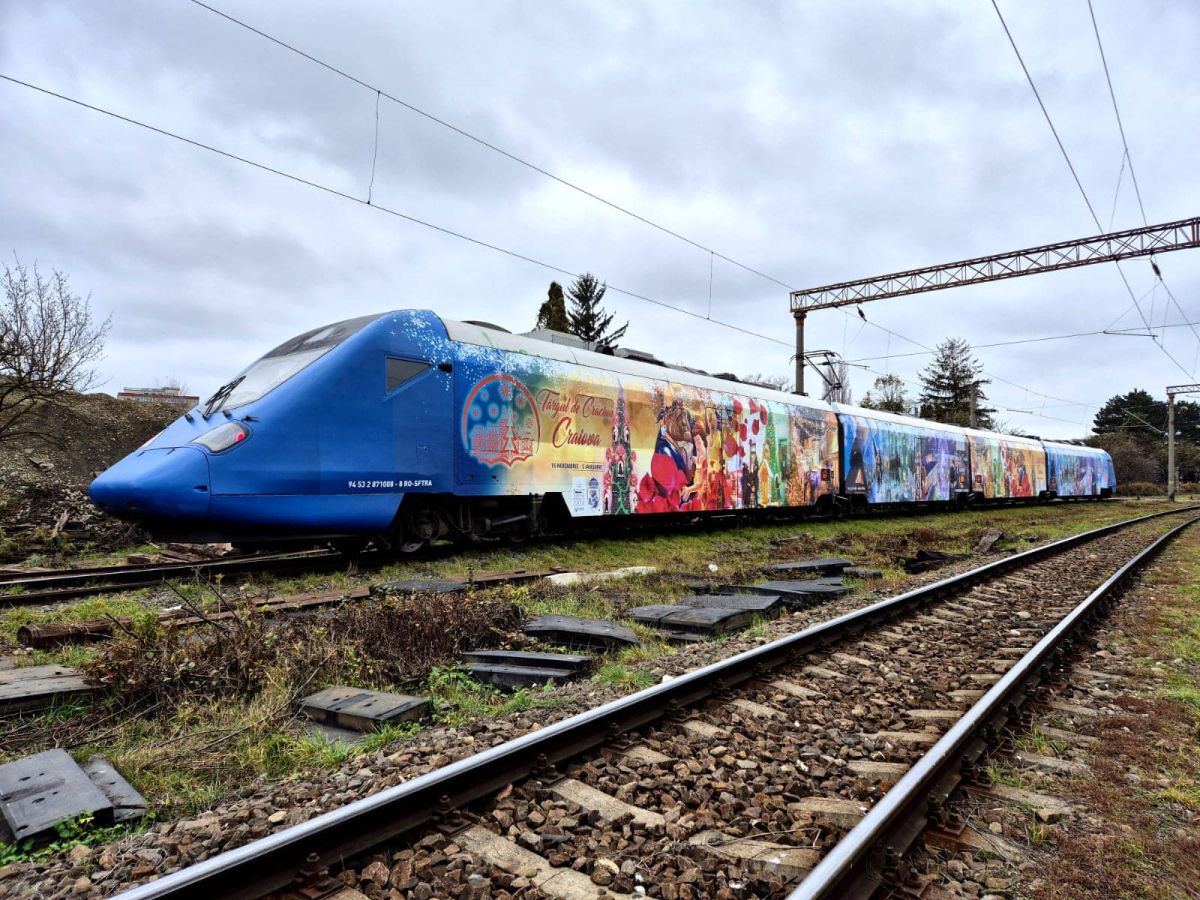 Târgul de Crăciun din Craiova, unde un mic costă 7 lei, e promovat pe cel mai modern tren din România, care circulă spre Brașov
