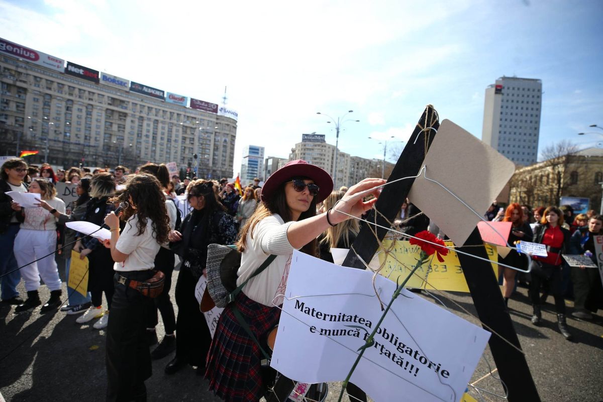 Protest de 8 martie în Piața Victoriei pentru drepturile reproductive ale femeilor. „Uterul nostru nu e profitul vostru!”