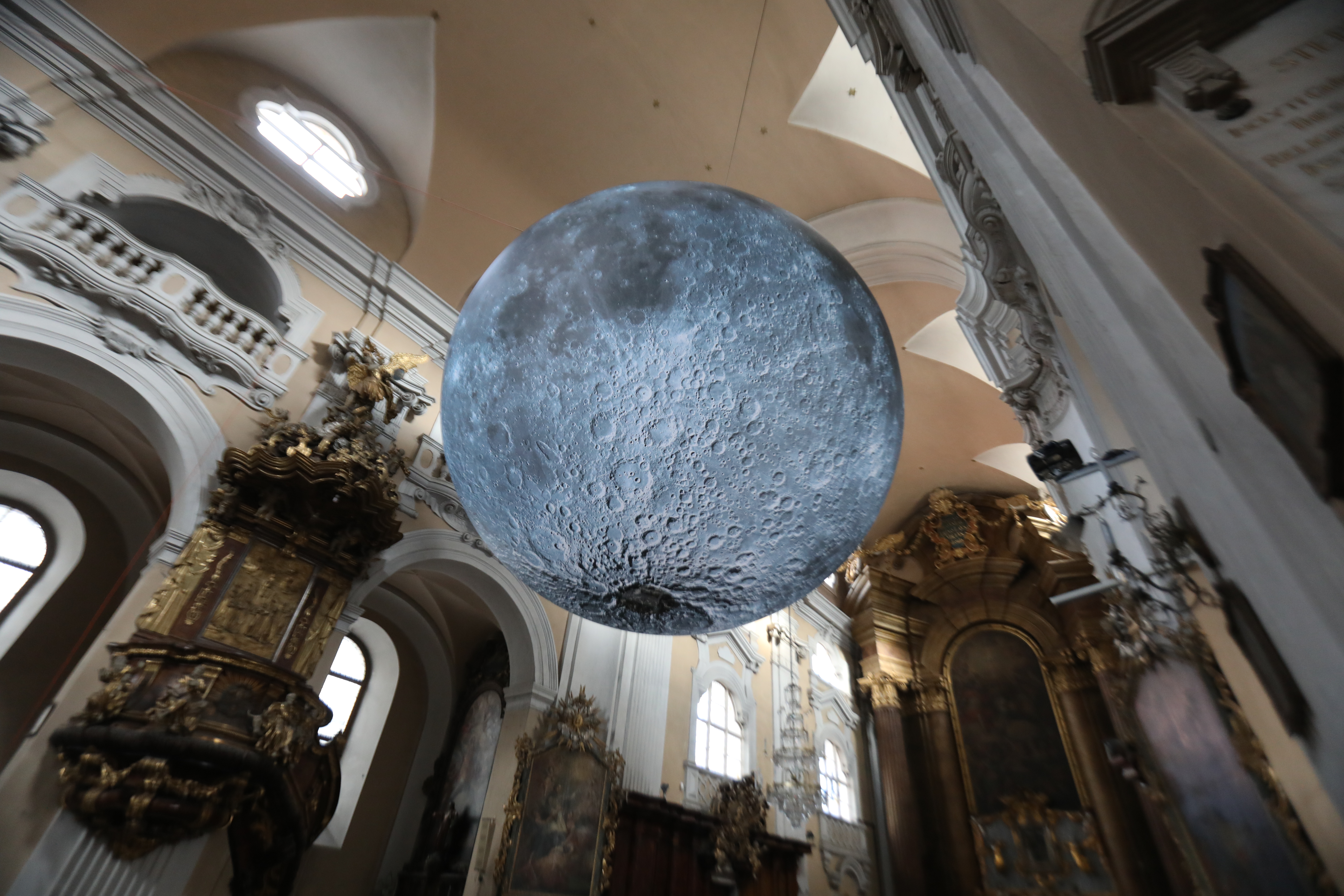 O Lună uriaşă a răsărit într-o biserică din Cluj-Napoca!
