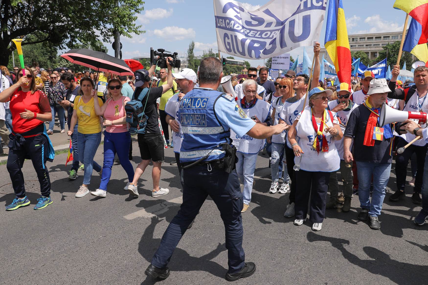 Al doilea protest major al cadrelor didactice. Ce le-a promis Iohannis sindicaliștilor, în a doua săptămână de grevă, în timp ce profesorii protestau la Palatul Cotroceni