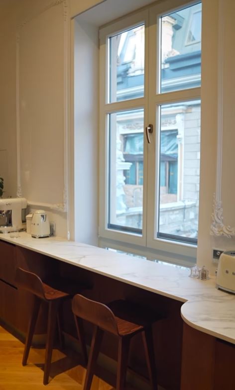 Imagini din casa Anei Baniciu, după ce a terminat renovarea. Are cadă în dormitor și perne Hermes în living