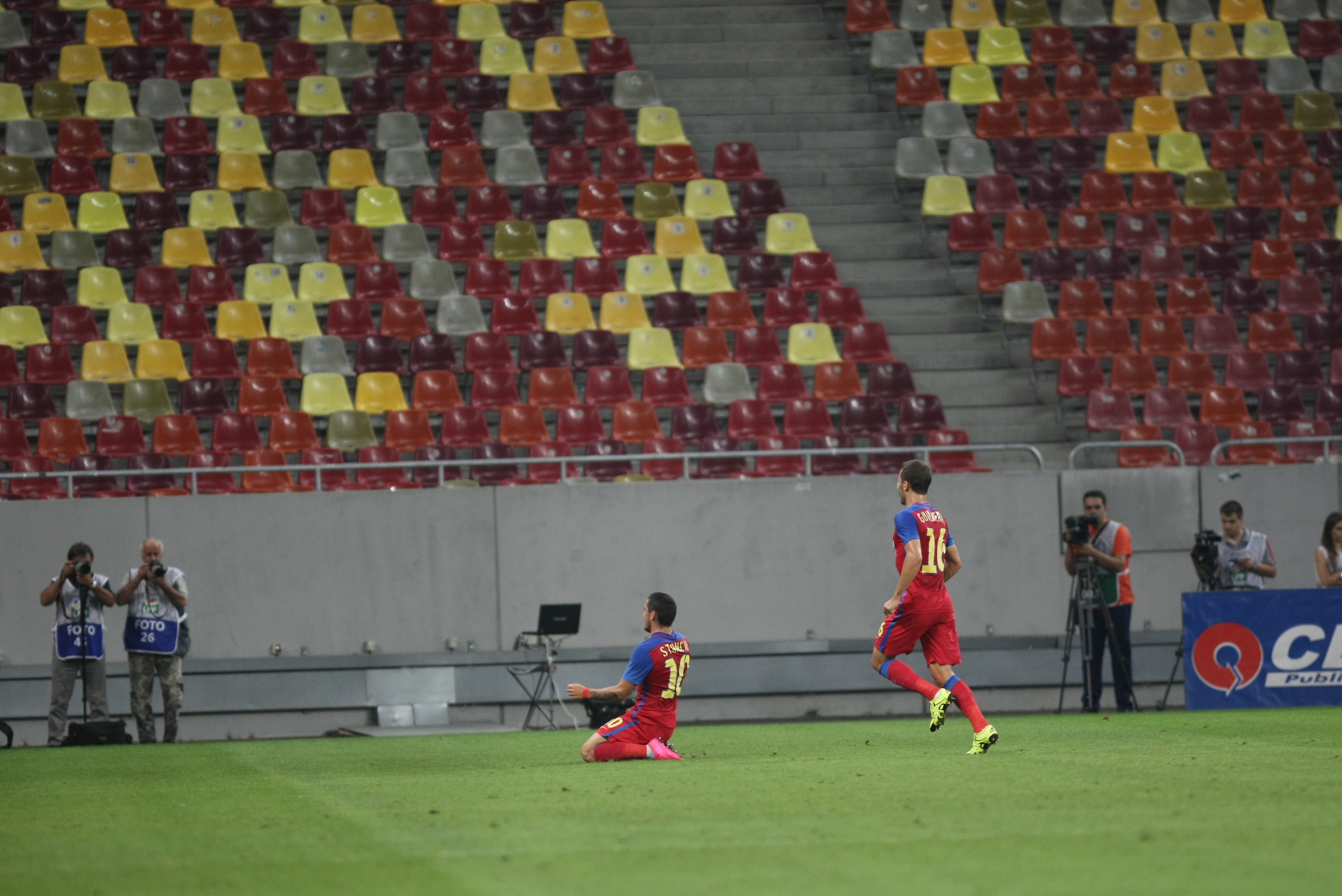 Liga I. Steaua - Viitorul 1-0. Gabi Iancu a fost exclus din lot, dar un alt specialist al loviturilor libere, Nicușor Stanciu, a rezolvat meciul cu un trasor. ^Gică Hagi, eliminat pentru proteste. Varela a jucat volei în careu, dar oaspeții tot n-au primit penalty / FOTO