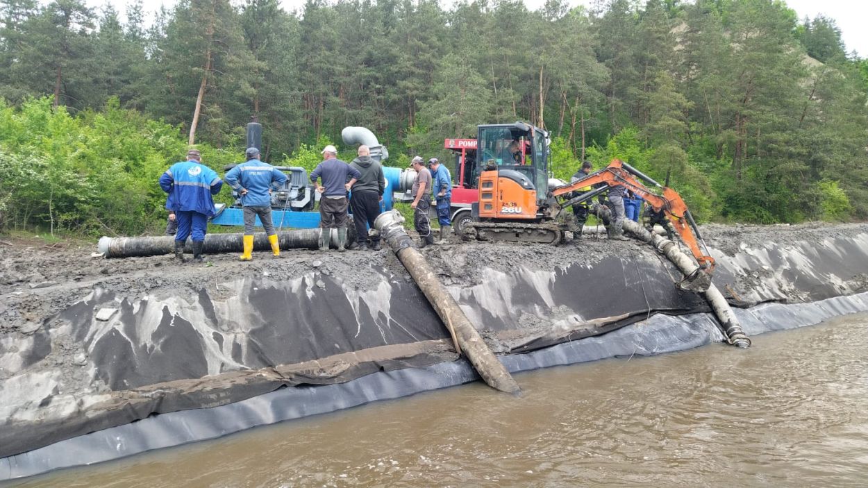 Salina Praid a fost închisă turiștilor din cauza inundațiilor. Pompierii acționează de 4 nopți, în condițiile în care în zonă plouă încontinuu