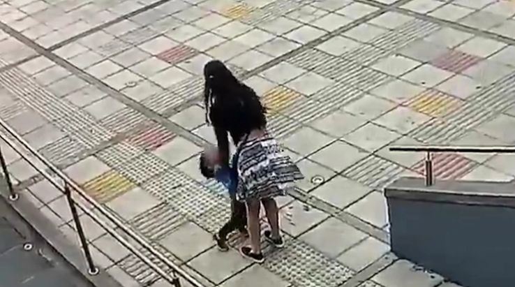 Copil de trei ani, bătut crunt de mătușa sa pe stradă. Totul a fost înregistrat | FOTO
