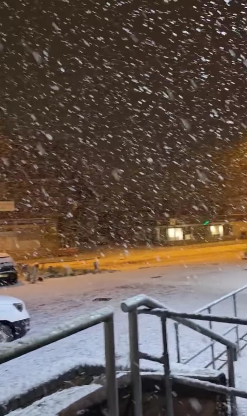 Cum au reacționat românii din Anglia când au văzut că ninge neîncetat în noiembrie: „O să fie nebunie”. Video