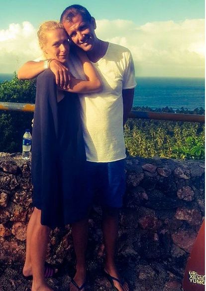 Cum s-a distrat Cosmin Cernat în Republica Dominicană. Ce bine arată soția lui în costum de baie | FOTO