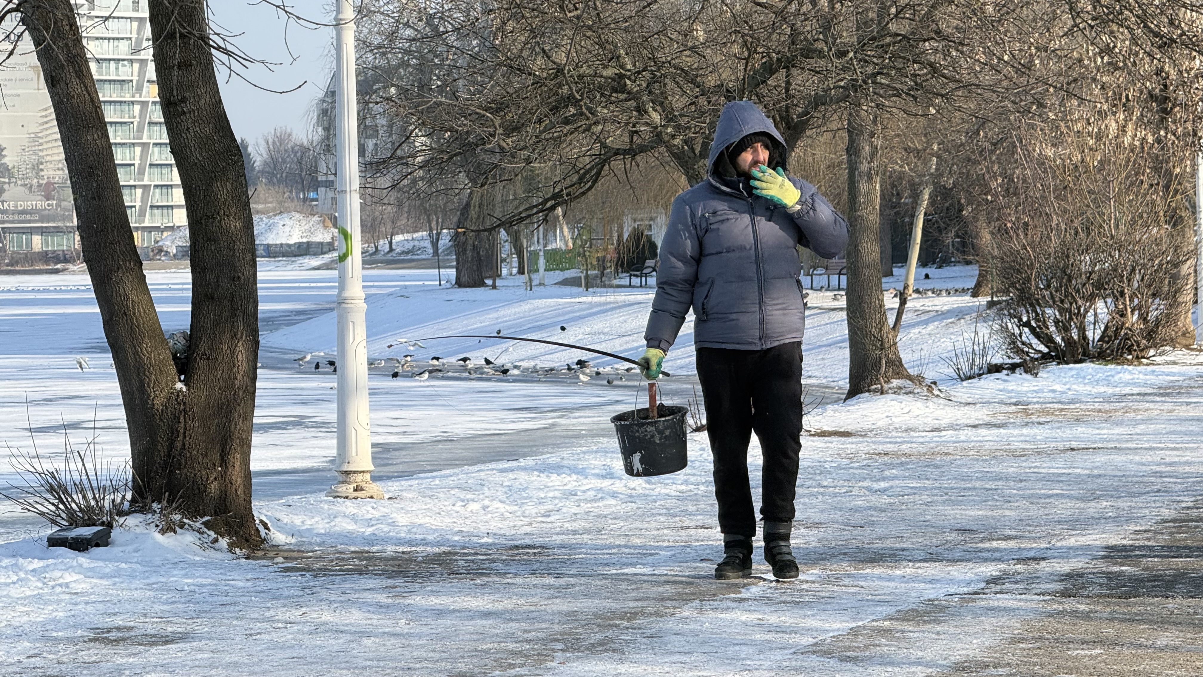 „Mi-e rușine că am muncit o viață și tot tremur pe baltă pentru mâncare”. Cum arată viața pescarilor amatori într-un weekend geros de ianuarie, în Colentina