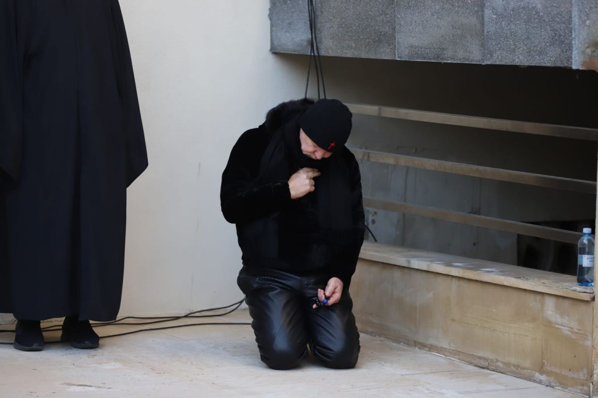 Gigi Becali, în genunchi, în pantaloni de piele și bocanci, la slujba de Bobotează