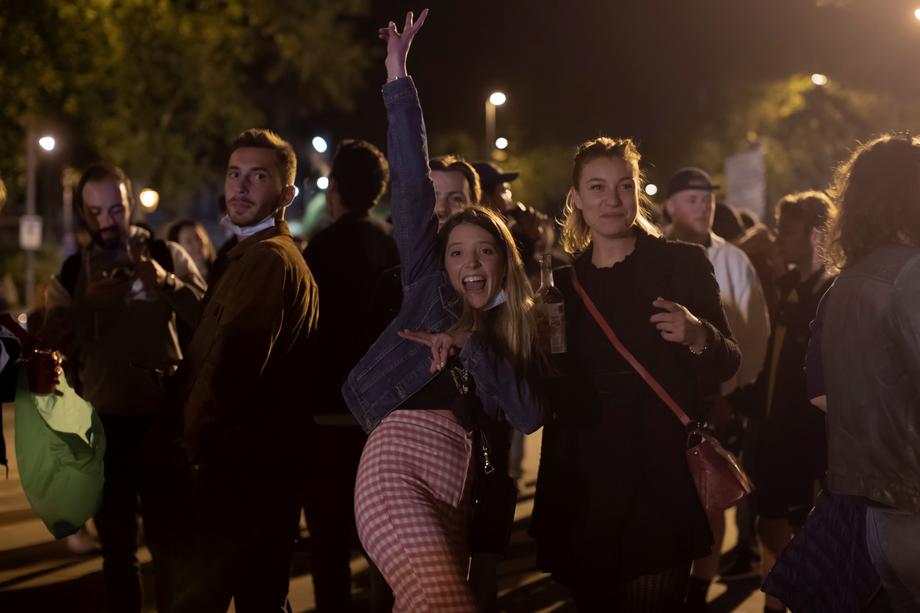 Mii de petrecăreți, goniți de poliție în Barcelona, din centru și de pe plajă, în primul weekend fără stare de urgență