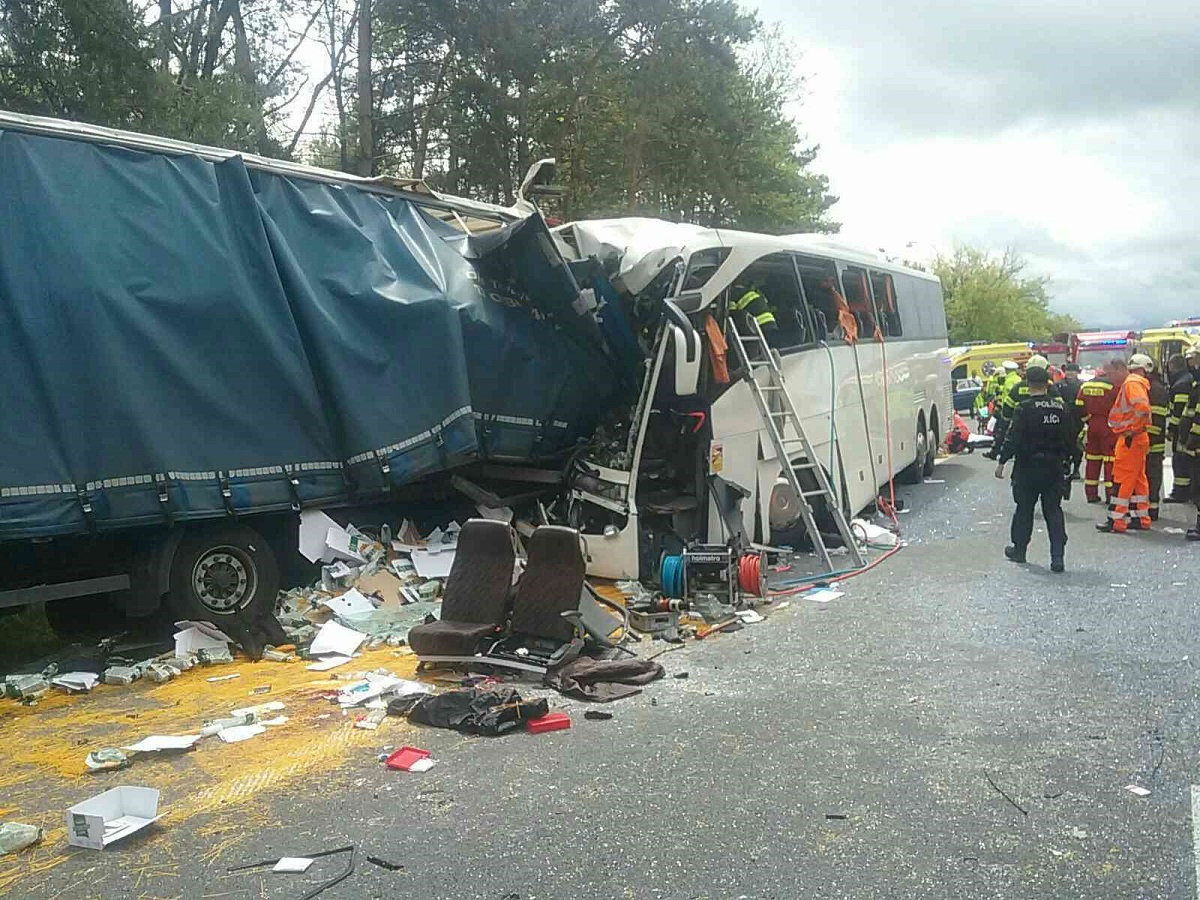 Șofer român de TIR șocat când a coborât din cabină, un autocar a intrat în camionul lui cu 100 km/h, în Slovacia. Un mort și 59 de răniți