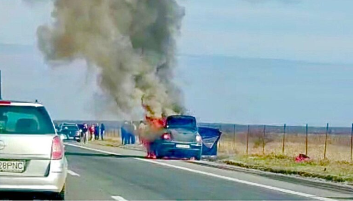 O mașină a ars ca o torță pe Autostrada A1. Șoferul și cei doi pasageri au reușit să iasă din vehicul în ultimul moment