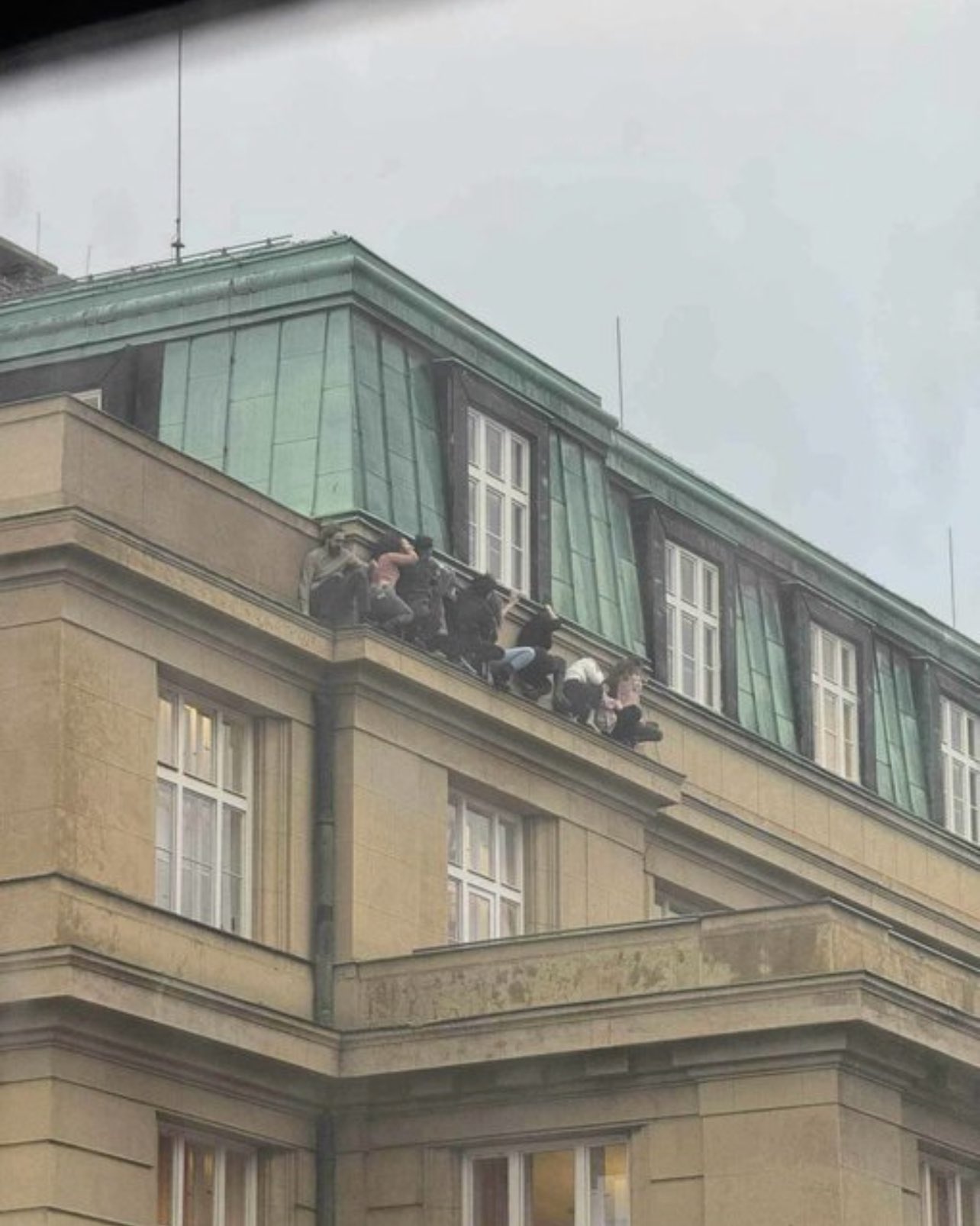 Atac armat la o universitate din Praga, cel mai grav din istoria țării: cel puțin 14 persoane au fost ucise. Atacatorul - un student ceh în vârstă de 24 de ani – VIDEO