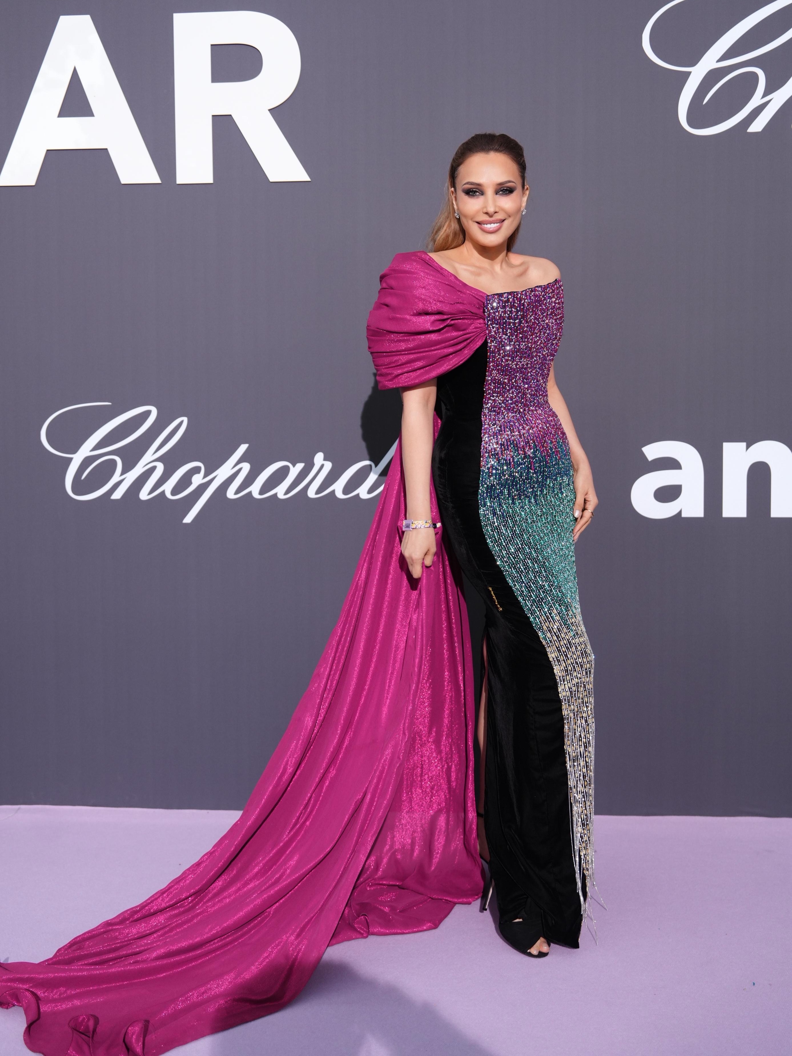 Imagini inedite de la Cannes 2026 cu Iulia Vântur. Apariție spectaculoasă a vedetei la Gala amfAR într-o rochie, care i-a pus în valoare silueta impecabilă