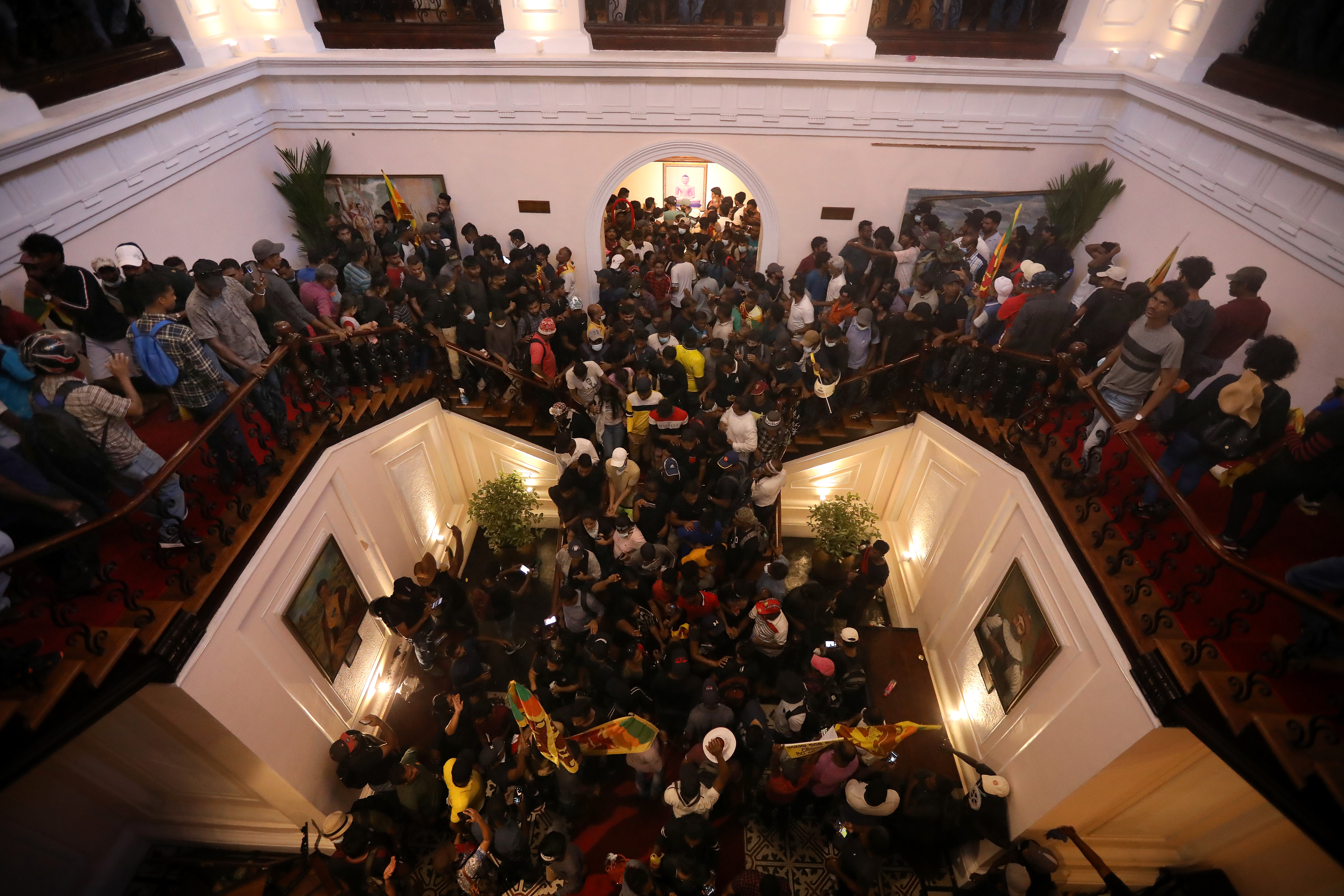 Protestatarii din Sri Lanka au găsit grămezi de bani în reședința președintelui. S-au filmat când îi numără