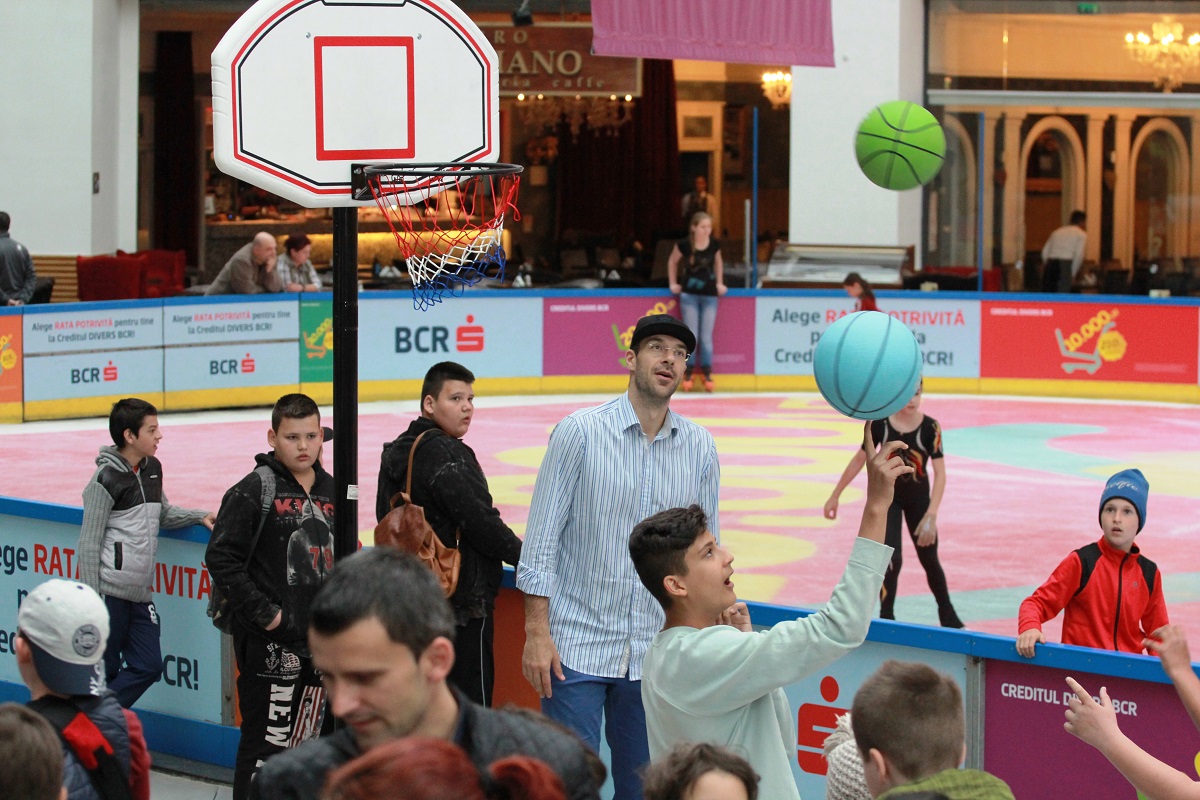 Virgil Stănescu, președintele echipei de baschet Steaua, a dat lecții de baschet în mall