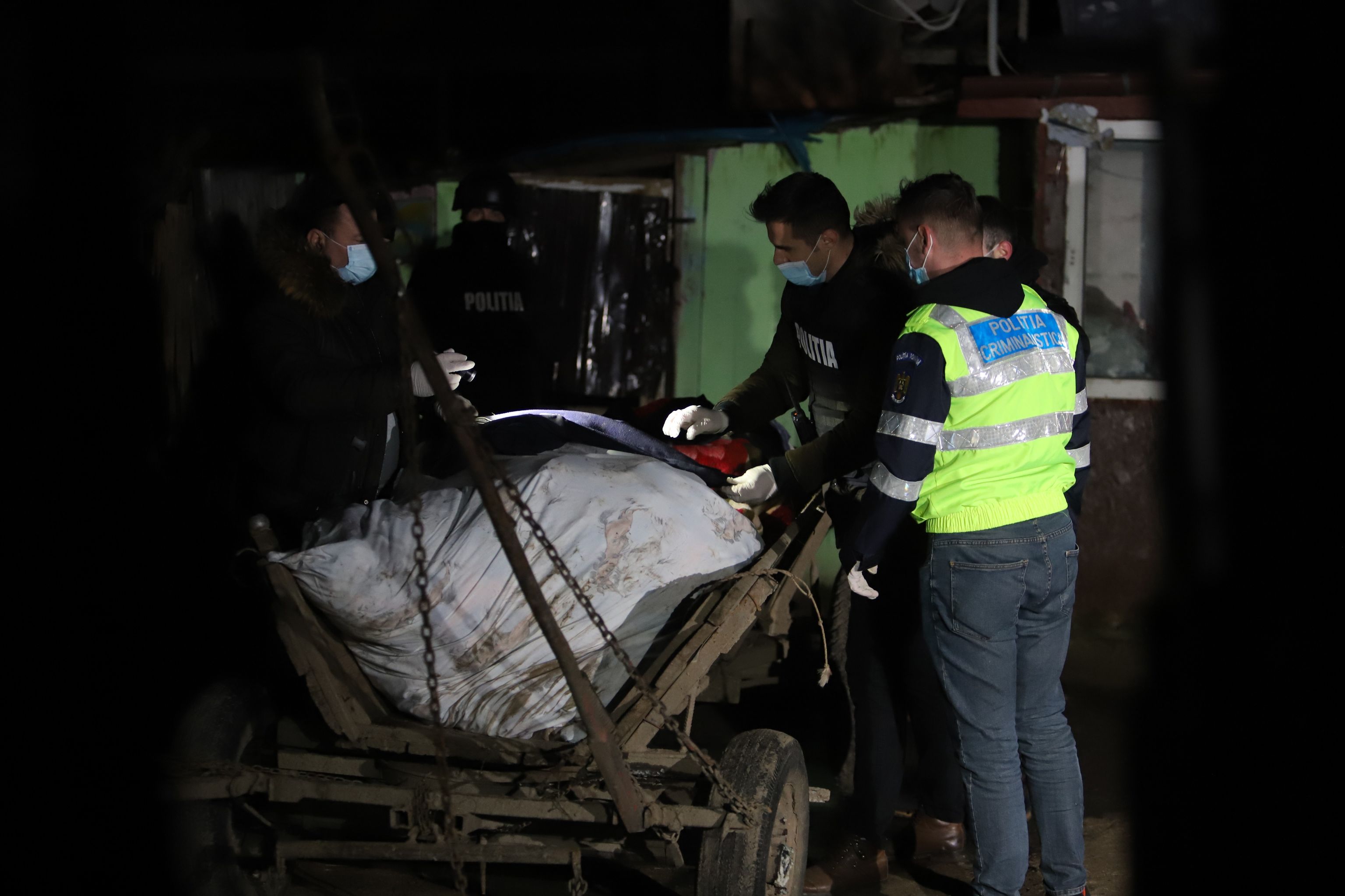 Percheziții la casele familiei agresorului de la Bolintin. Tânărul, adus la el acasă de poliție pentru o reconstituire