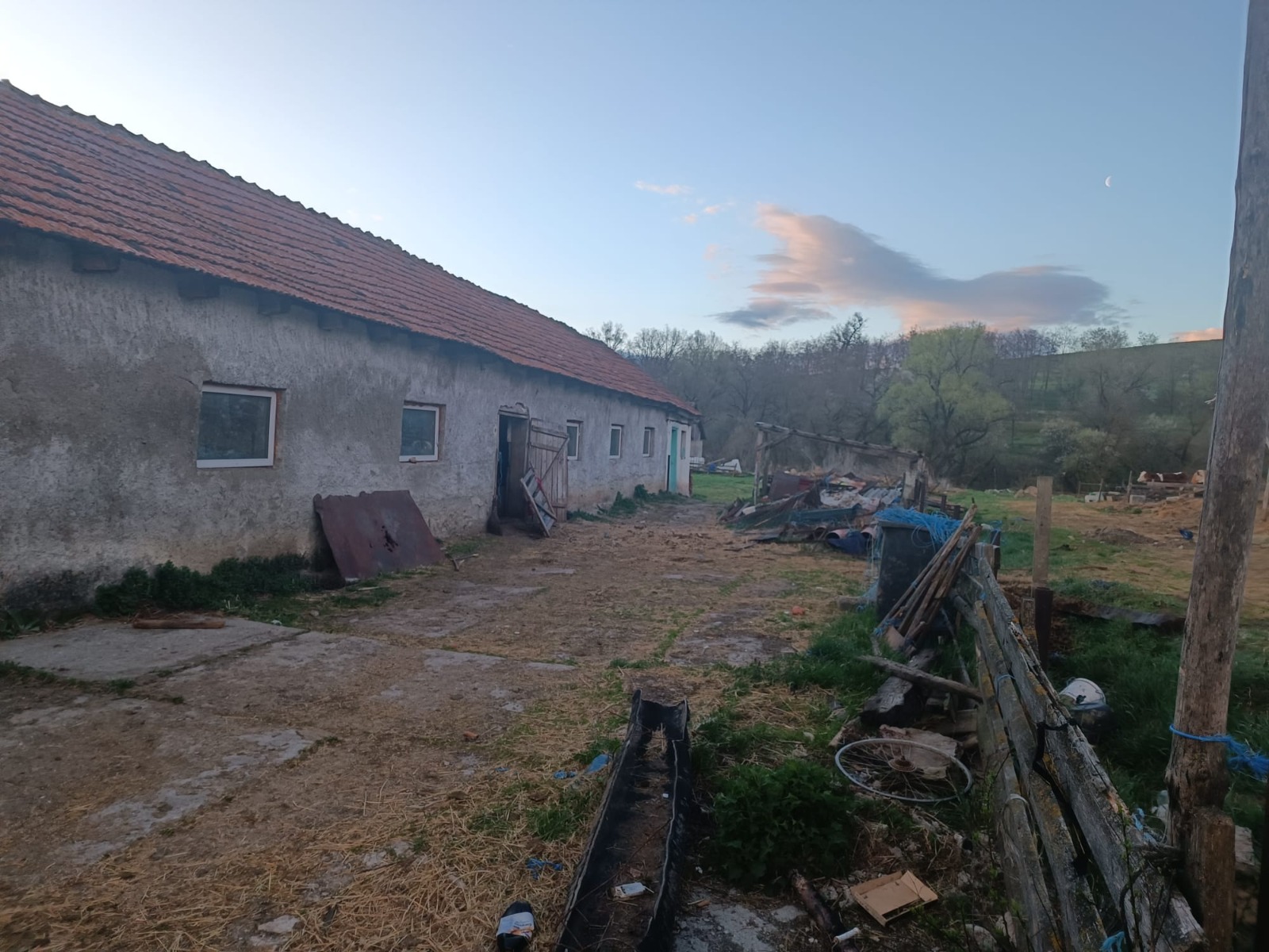 Copil ținut într-o cuşcă, bătut și obligat să muncească la o stână din Braşov, timp de patru ani. FOTO
