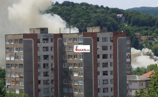 Incendiu violent în Reșița. Un cartier întreg, acoperit de fum