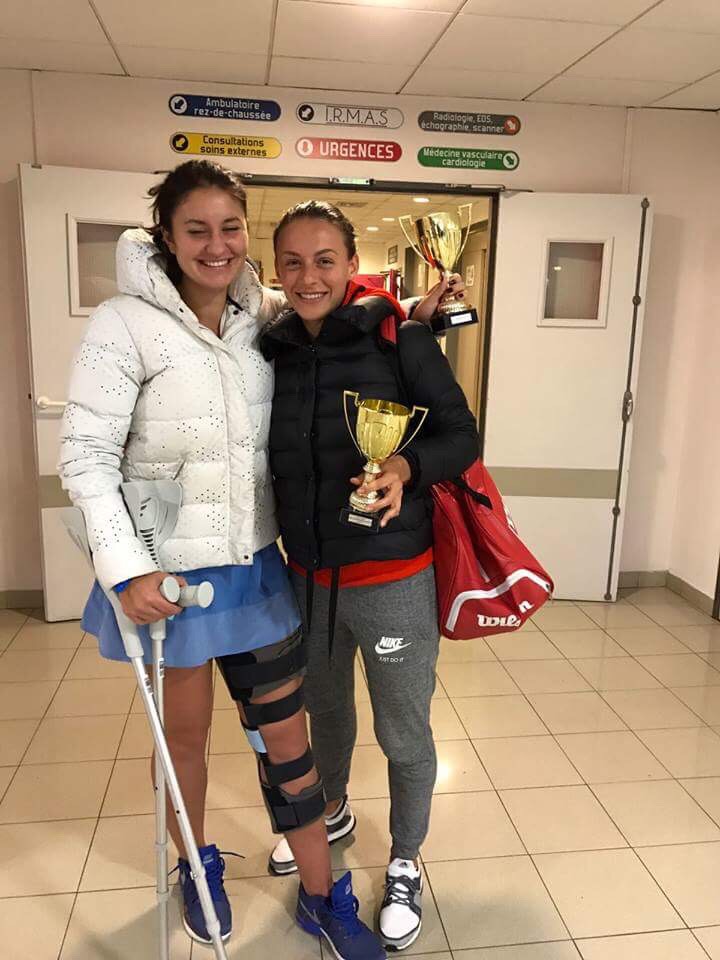 Ioana Loredana Roșca, câștigătoarea probei de dublu junioare la Roland Garros 2014, luptă ca să poată juca tenis. E studentă, a lucrat barmaniță în Spania și strânge bani pe internet
