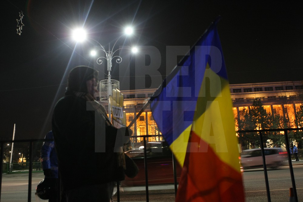 UPDATE. Protest, miercuri seara, în Piața Victoriei. ”Uniți toți, scăpăm țara de hoți!”. Hora frăției, în fața Guvernului / GALERIE FOTO
