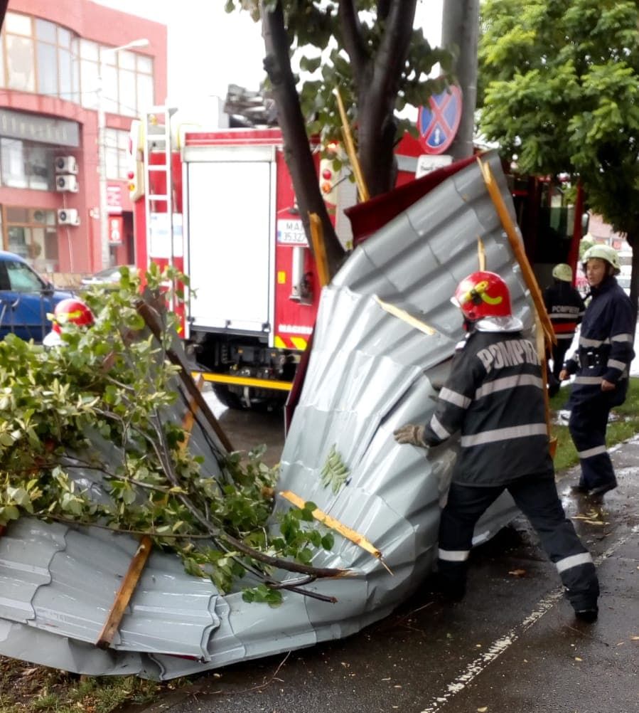 Furtună violentă la Timișoara. Vijelia a smuls acoperișul unei biserici