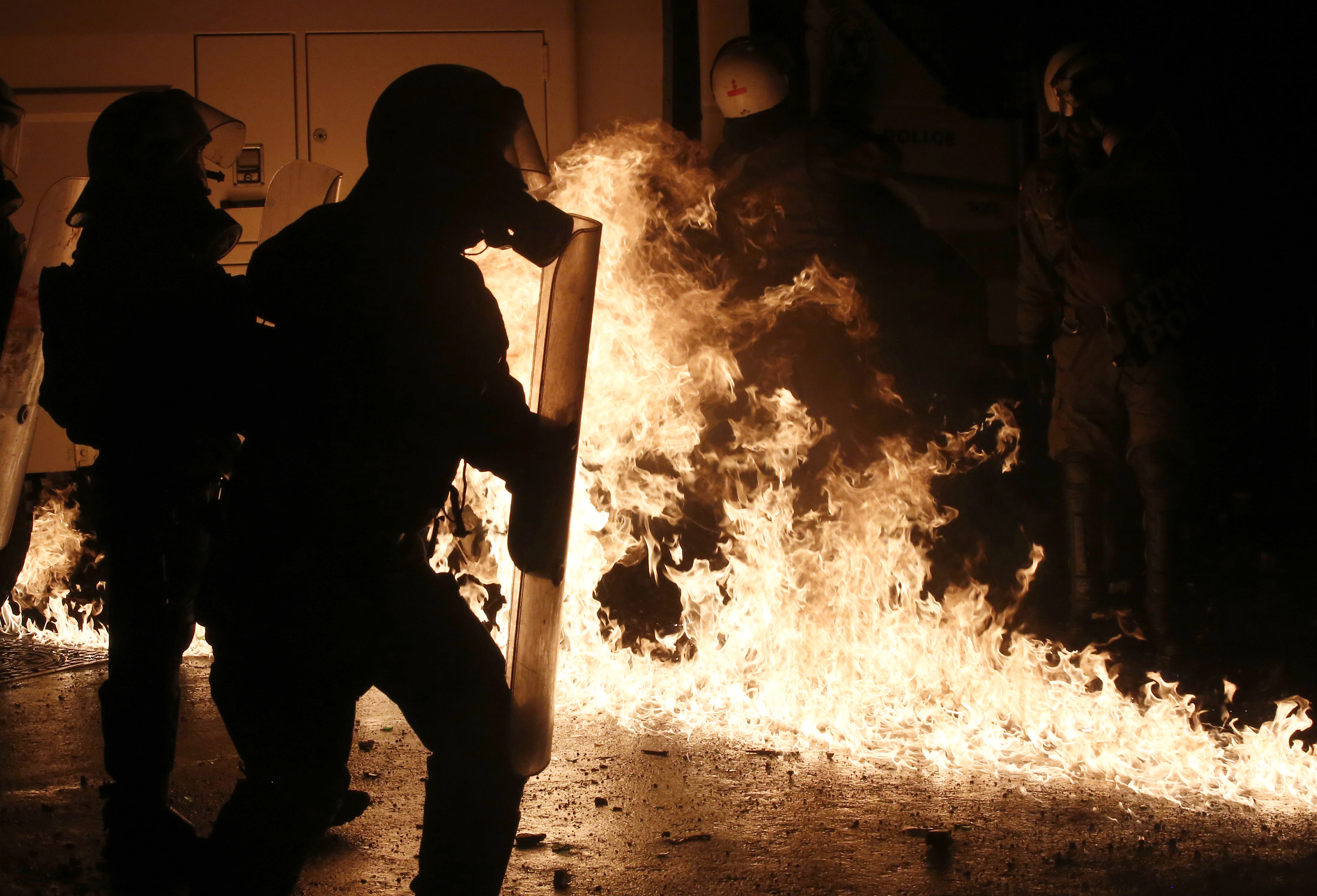 FOTO | Protest violent în centrul Atenei! Oamenii revoltați au aruncat ”bombe” cu petrol
