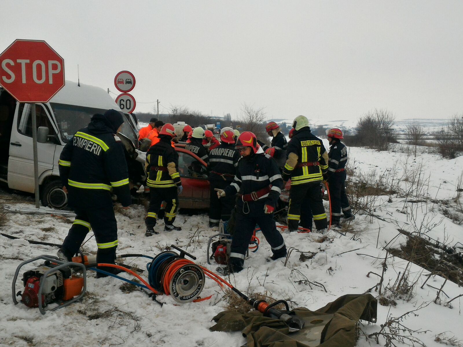 Un mort și două persoane încarcerate într-un accident în Vaslui în care a fost implicat un microbuz cu 10 călători/FOTO