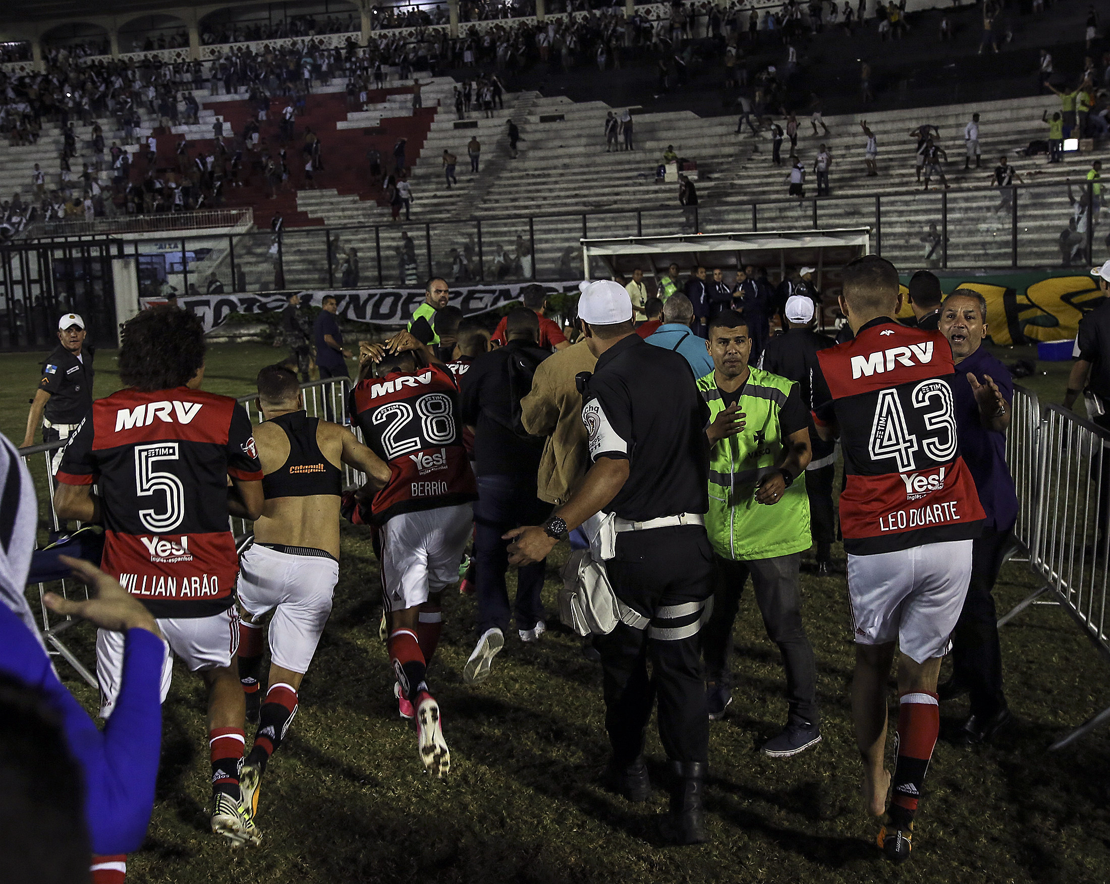 Scene de război la Rio de Janeiro. Un fan a fost împușcat mortal la derby-ul Vasco da Gama - Flamengo / GALERIE FOTO&VIDEO