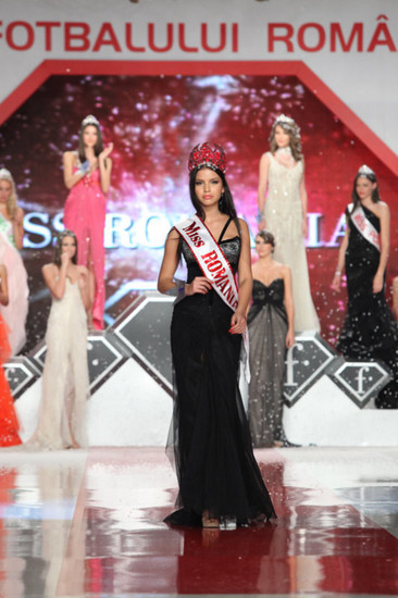 Mutu chiar arată ca un om însurat! ^Cu fălcuțe și cu un detaliu care demonstrează că-și asumă situația de bărbat căsătorit / FOTO ÎN ARTICOL