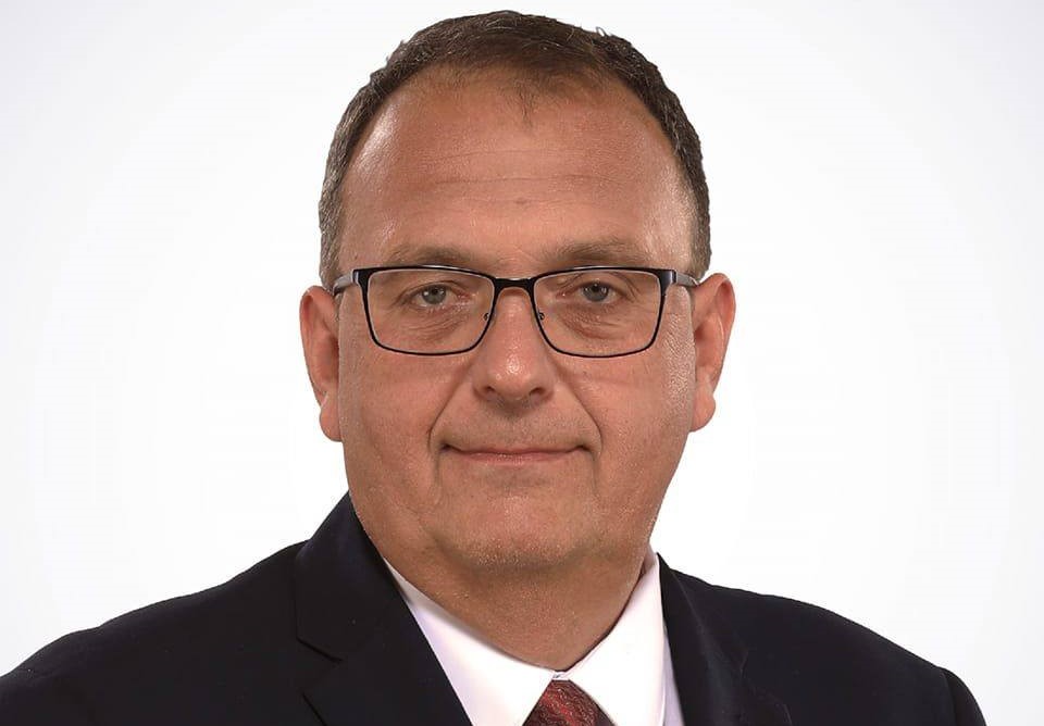 Vesztegetéssel gyanúsítja az ügyészség a DK dunaújvárosi képviselőjelöltjét – Pártja kiáll mellette