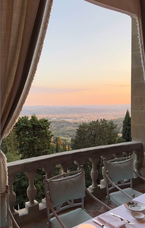 Imagini din vacanța lui Smiley cu Gina Pistol și fiica Josephine în Toscana. Momentul mamă-fiică surprins de cântăreț