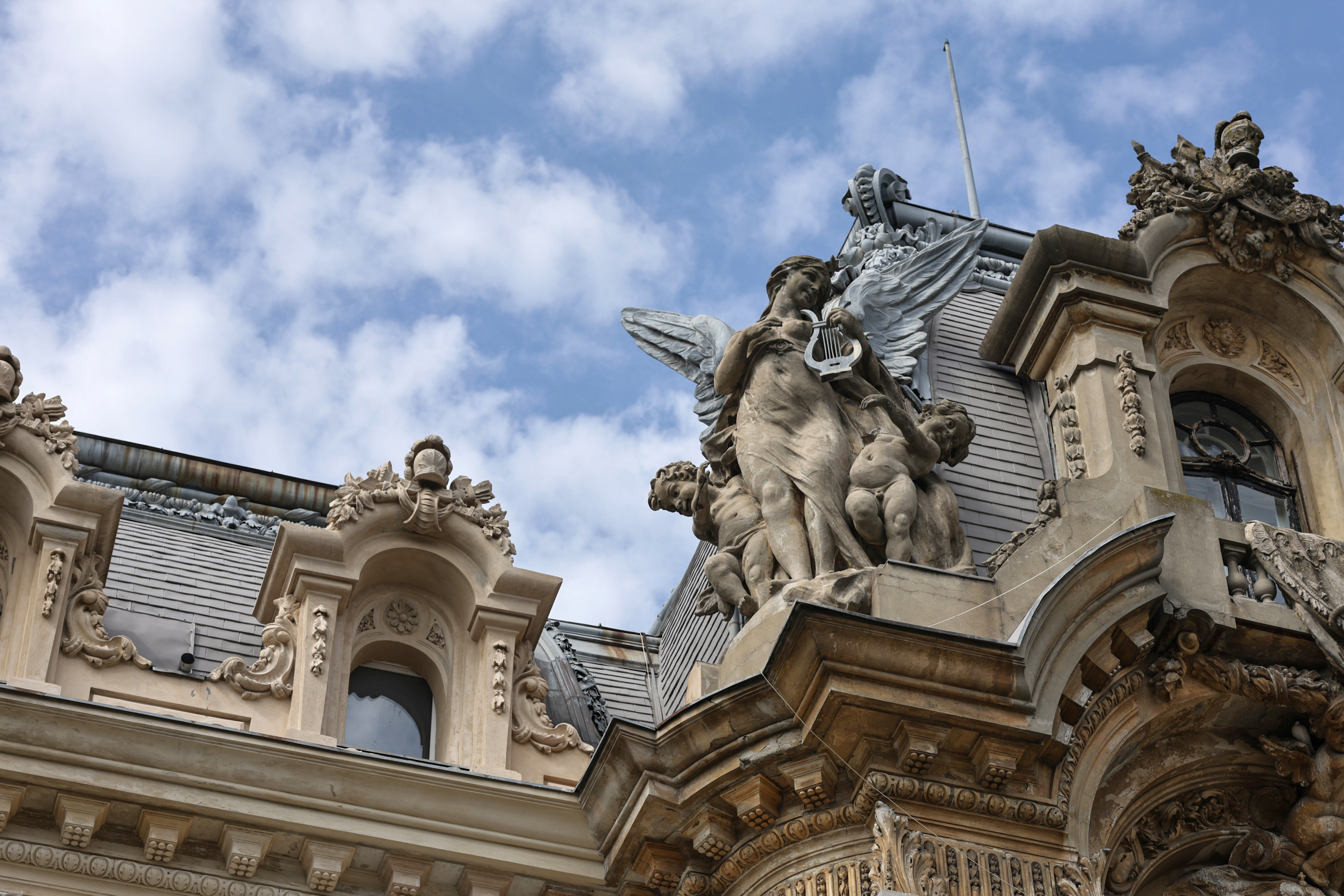 O bijuterie a Bucureștiului se luptă cu timpul, în timp ce restaurarea bate pasul pe loc