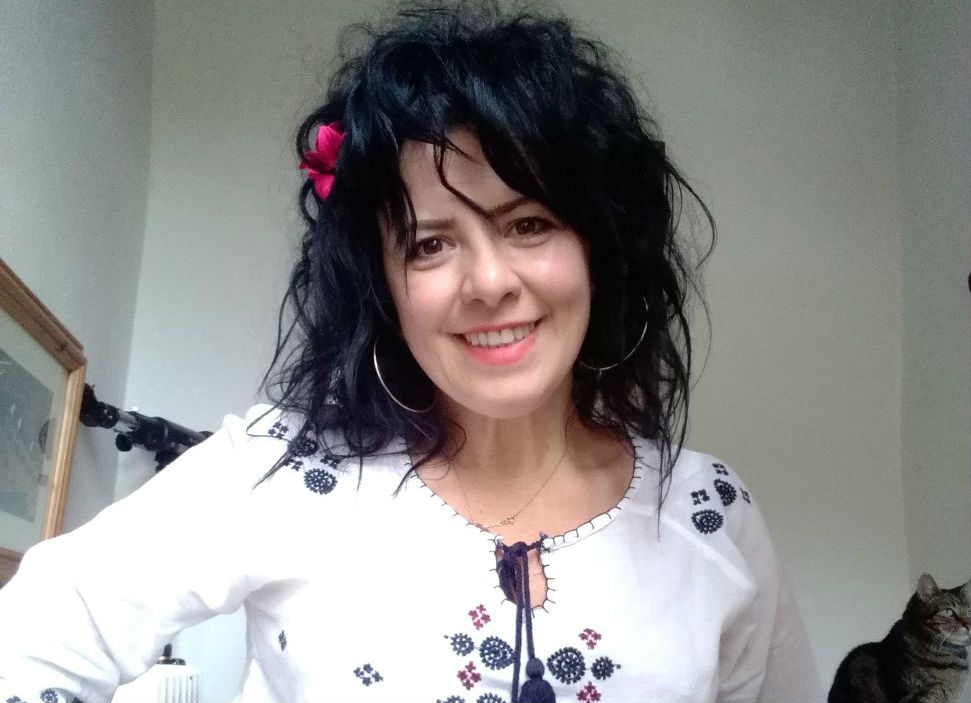 ȘTIREA MEA - Veronica Gordon din Franța: "Nu pierd nicio ocazie să îmbrac costumul nostru popular"