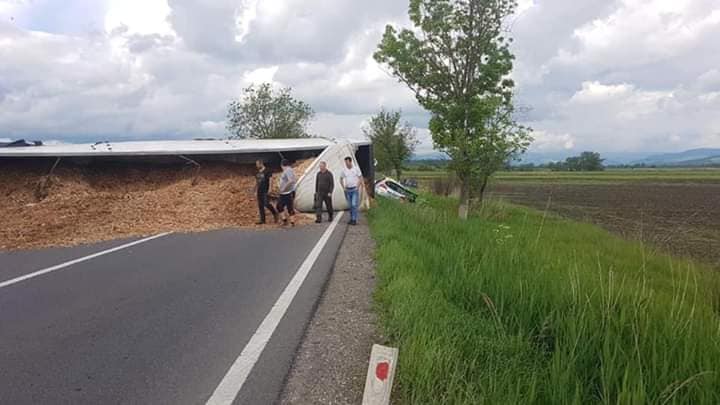 UPDATE / Mașină a Ambasadei Albaniei, implicată într-un carambol în Mureș. Două persoane din mașina cu număr de corp diplomatic au murit, iar alte patru au fost rănite
