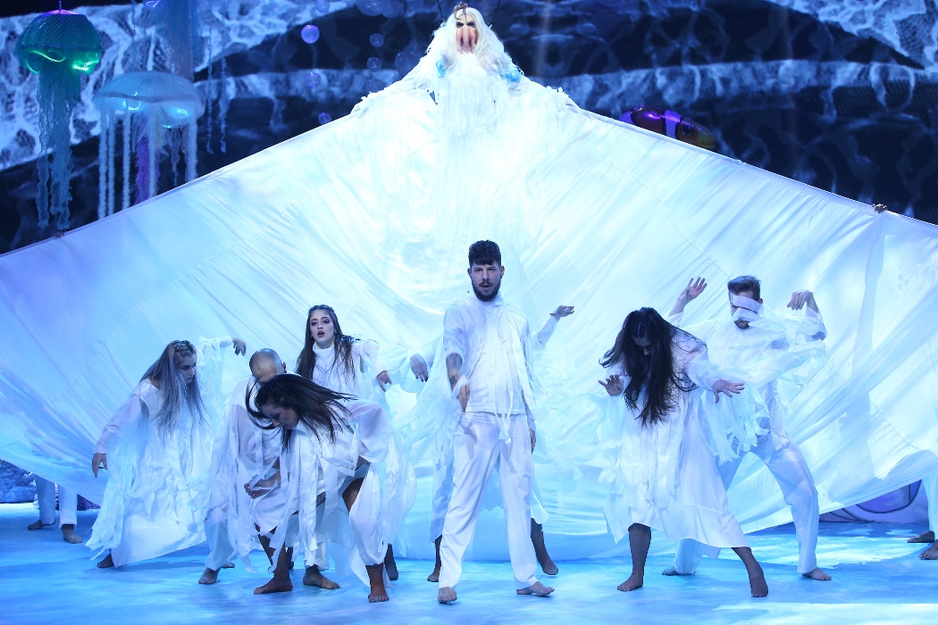S-a transformat în Lady Gaga și a cântat în hamuri, deasupra scenei,  deși îi e frică de înălțime | FOTO