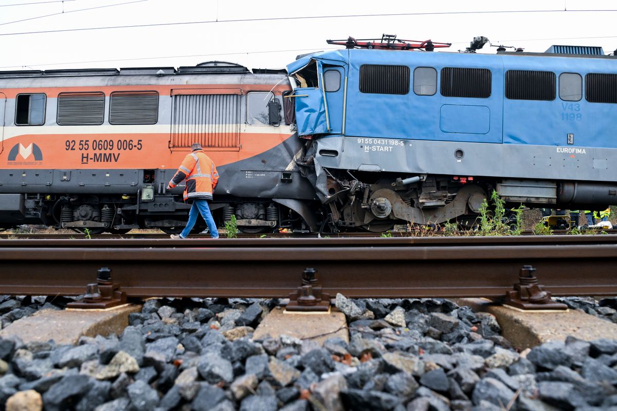 Pasagerii unui tren românesc, mutați în altă garnitură, după un accident între două trenuri, în Ungaria. Mai multe persoane au fost rănite