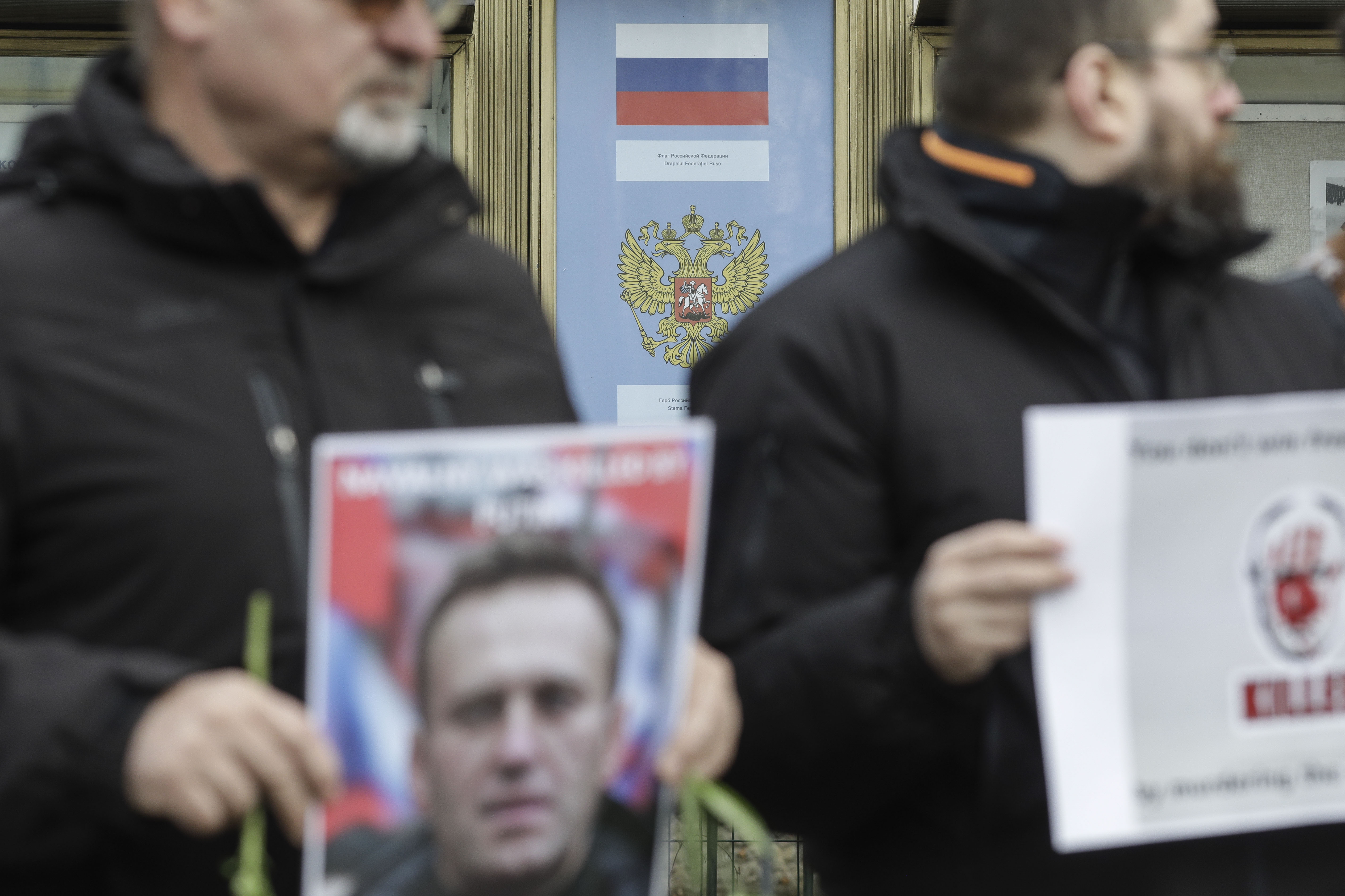 „Nu câștigi alegeri libere omorând opoziția”. Zeci de oameni îi aduc un omagiu lui Aleksei Navalnîi la sediul Ambasadei Rusiei la București