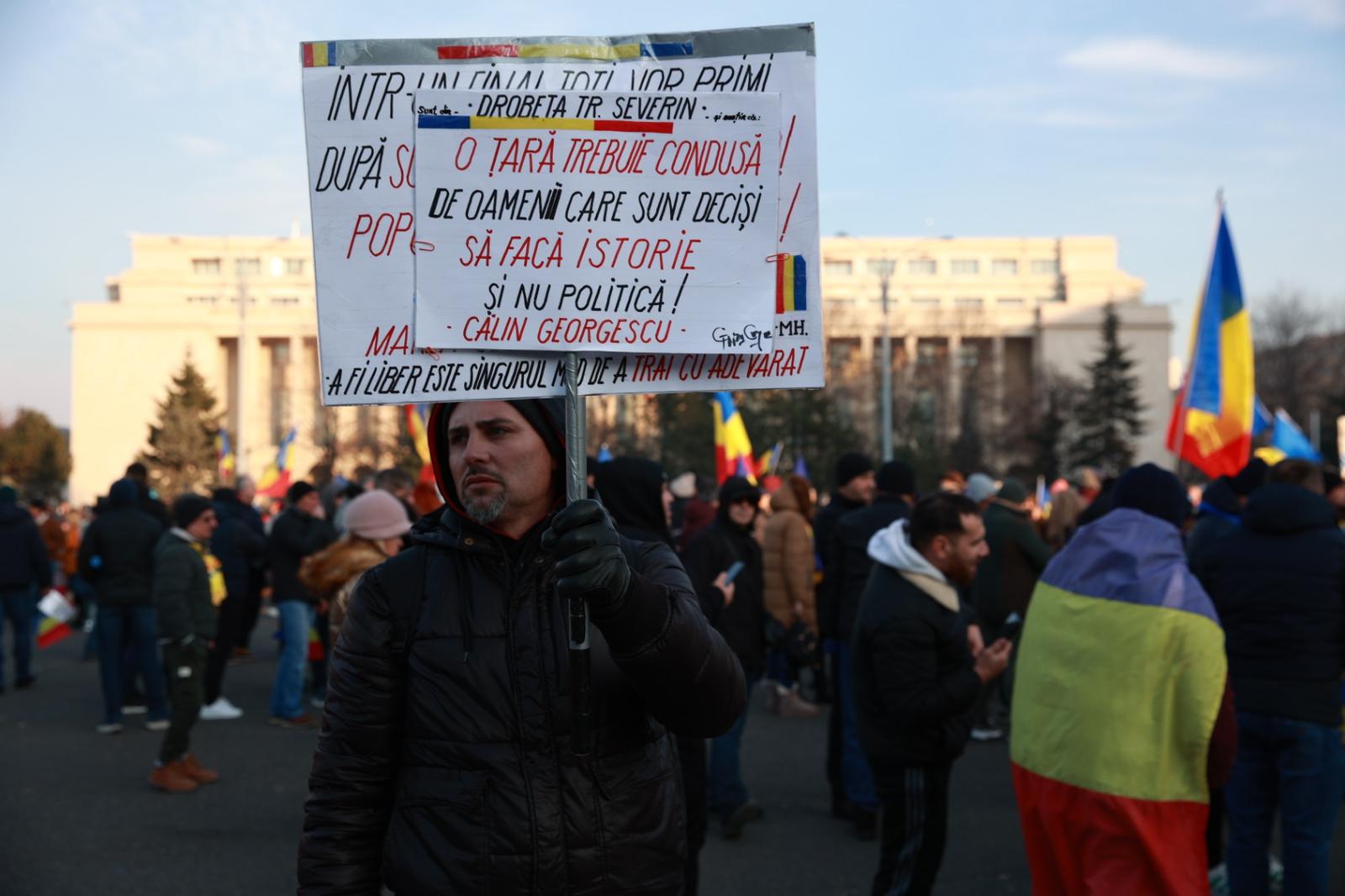 LIVE TEXT: Zeci de mii de oameni la protestul organizat de AUR în București. Mai mulți protestatari aveau asupra lor cuţite, bricege și substanţe interzise